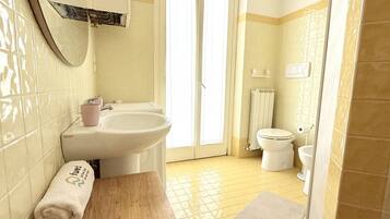 Douche, bidet, serviettes fournies