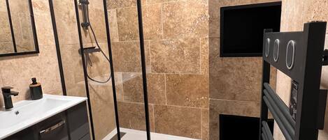 Serviettes fournies, savon, papier toilette