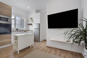 Køleskab, mikrobølgeovn, ovn, kogeplade