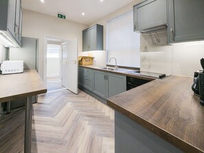 Fridge, microwave, stovetop, dishwasher - 5 Bedroom, 5 Bathroom Portsmouth Docks (Portsmouth)