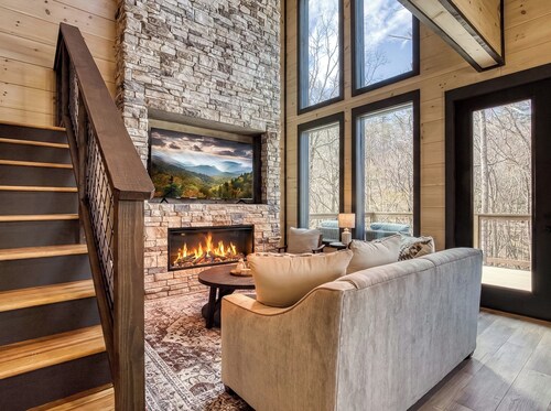 Header: Whiskey Splash | Indoor Pool · Hot Tub · 75-Ft Waterfall · Sleeps 10