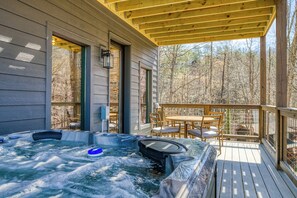 Outdoor dining - Header: Whiskey Splash | Indoor Pool · Hot Tub · 75-Ft Waterfall · Sleeps 10 (Sevierville)