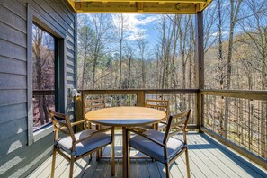 Outdoor dining - Header: Whiskey Splash | Indoor Pool · Hot Tub · 75-Ft Waterfall · Sleeps 10 (Sevierville)