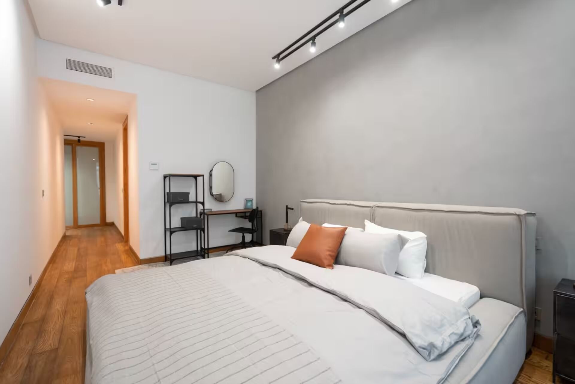 Tabla de planchar con plancha, wifi y ropa de cama 