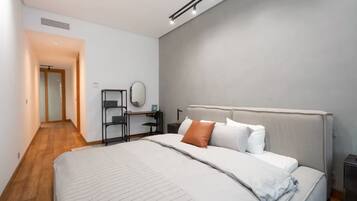 Tabla de planchar con plancha, wifi y ropa de cama