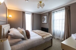 Desk, iron/ironing board, WiFi, bed sheets