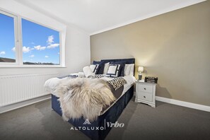 Desk, iron/ironing board, WiFi, bed sheets