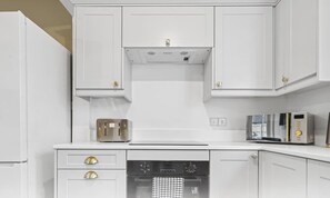 Fridge, microwave, oven, stovetop - Bude Road | Cosy & Modern Retreat | Transport Link (Filton)