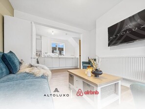 TV - Bude Road | Cosy & Modern Retreat | Transport Link (Filton)