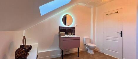 Douche, serviettes fournies, savon, papier toilette
