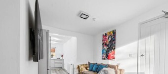 4|Modern & Cozy 1BD Private Room on Church Road