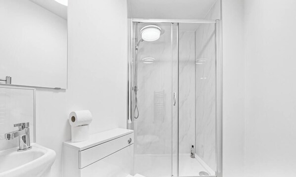 Bathroom - 4|Modern & Cozy 1BD Single Room on Church Road (Bristol)