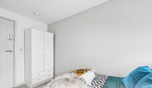 A bedroom with a bed, a wardrobe, and a door. - 4|Modern & Cozy 1BD Single Room on Church Road (Bristol)