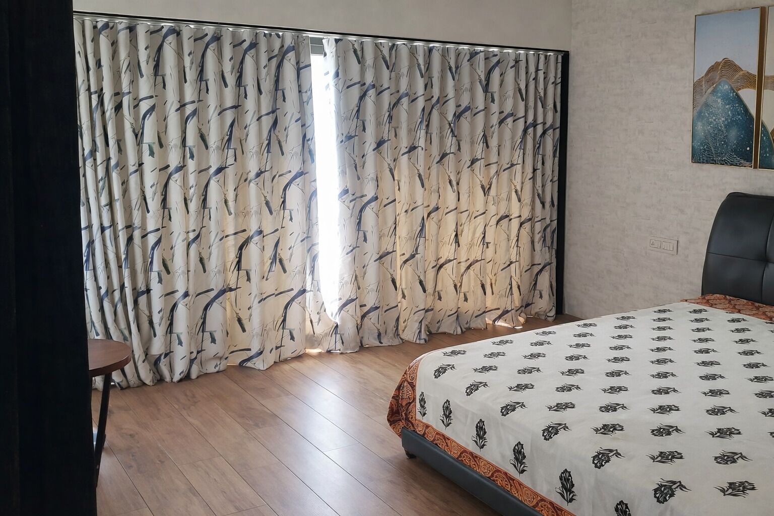 Royal Cottage | In-room safe, blackout drapes, iron/ironing board (on request)