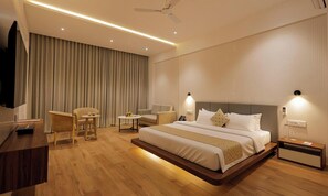Deluxe-Doppelzimmer, Stadtblick | Zimmersafe, Verdunkelungsvorhänge, Bügeleisen/Bügelbrett