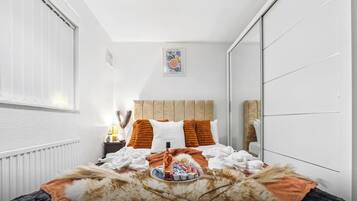 Desk, iron/ironing board, WiFi, bed sheets