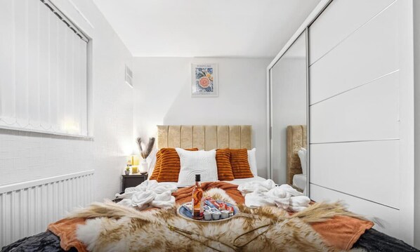 Desk, iron/ironing board, WiFi, bed sheets - RudhallHaus|Modern|Spacious|4BR|Families|Groups (Bristol)