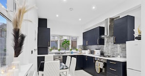 Coffee/tea maker, fridge, microwave, oven - Caerleon|Newport Nest|Work|Family|Business|Friends (Newport)