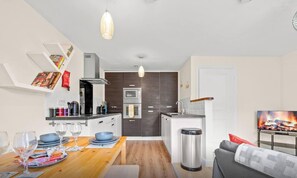 Fridge, microwave, oven, stovetop - Meadows|5 Bed|Cosy|Comfy|Contractor|Family|Profess (Stoke Gifford)