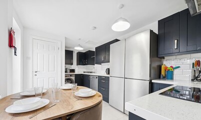 Spacious 6BR Bristol Getaway | Great Location