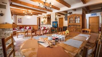Chalet | Dining