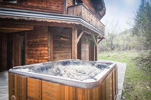 Chalet | Outdoor spa tub - Chalet in La Tania Near Ski Slopes (Courchevel)