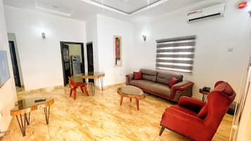 Apartamento Deluxe, balcón | Zona de estar