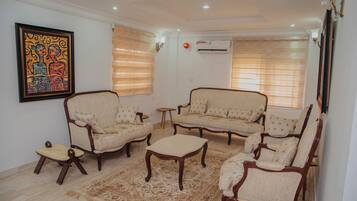 Deluxe Apartment, Balcony, Garden View | Living area