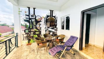 Deluxe appartement, balkon, uitzicht op tuin | Buiten dineren