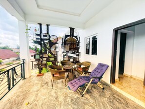 Deluxe appartement, balkon, uitzicht op tuin | Buiten dineren