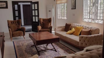 Deluxe-Apartment, Balkon, Gartenblick | Wohnbereich