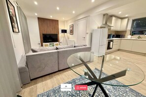 Interior - Available Now|Luxury|Contractors|Families|Groups (Easton)
