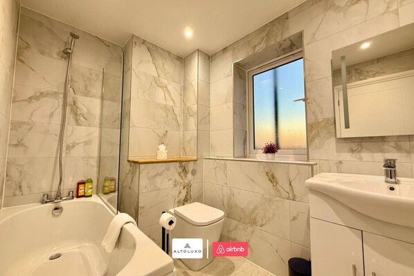 Hair dryer - Available Now|Luxury|Contractors|Families|Groups (Easton)
