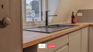 Una cocina de diseño moderno, con un lavamanos, una ventana y vistas al exterior.