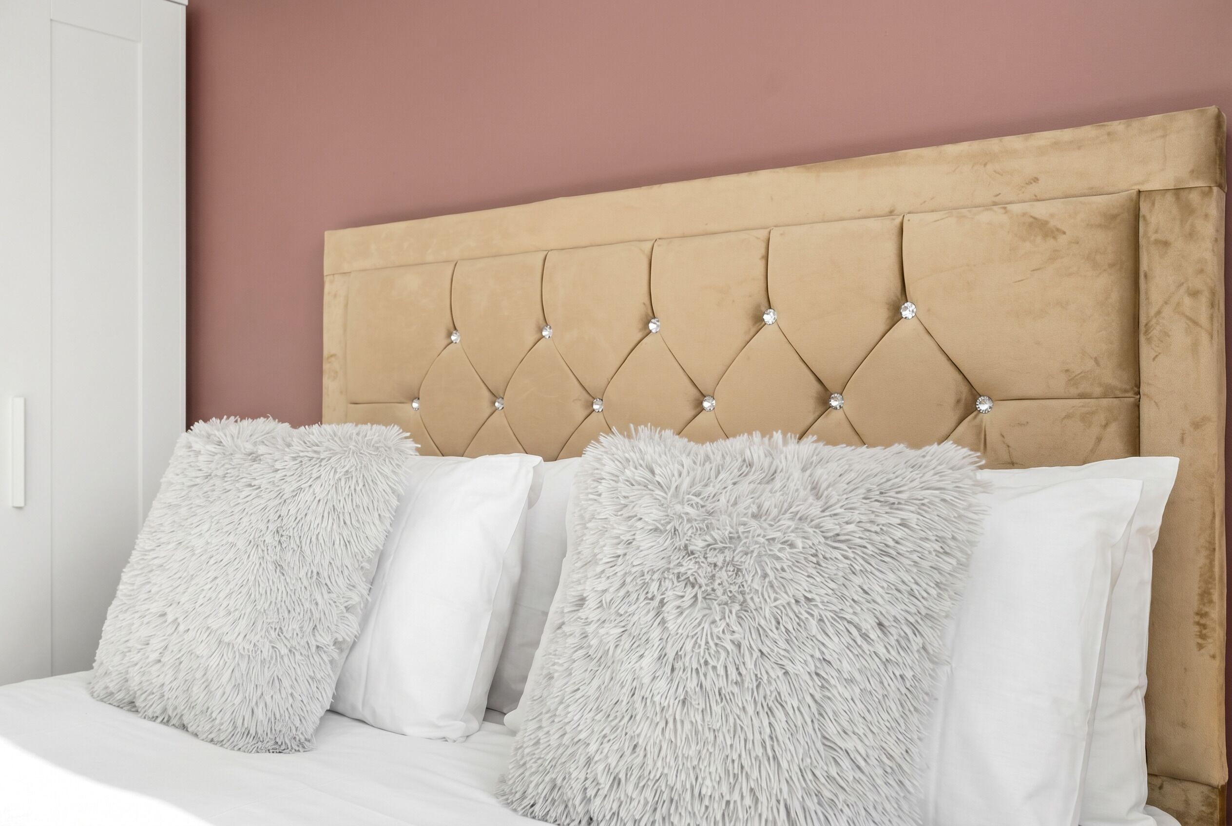 Escritorio, tabla de planchar con plancha, wifi y ropa de cama 