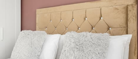 Escritorio, tabla de planchar con plancha, wifi y ropa de cama