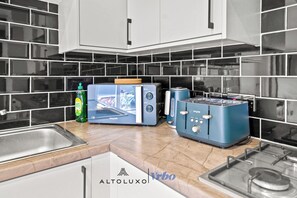 Wasserkocher mit Kaffee-/Teezubehör, Kühlschrank, Mikrowelle, Ofen