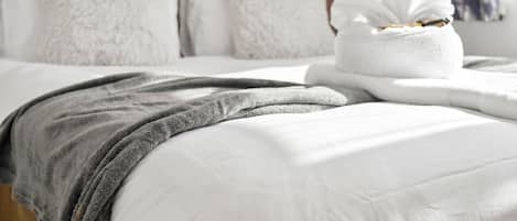 Desk, iron/ironing board, WiFi, bed sheets