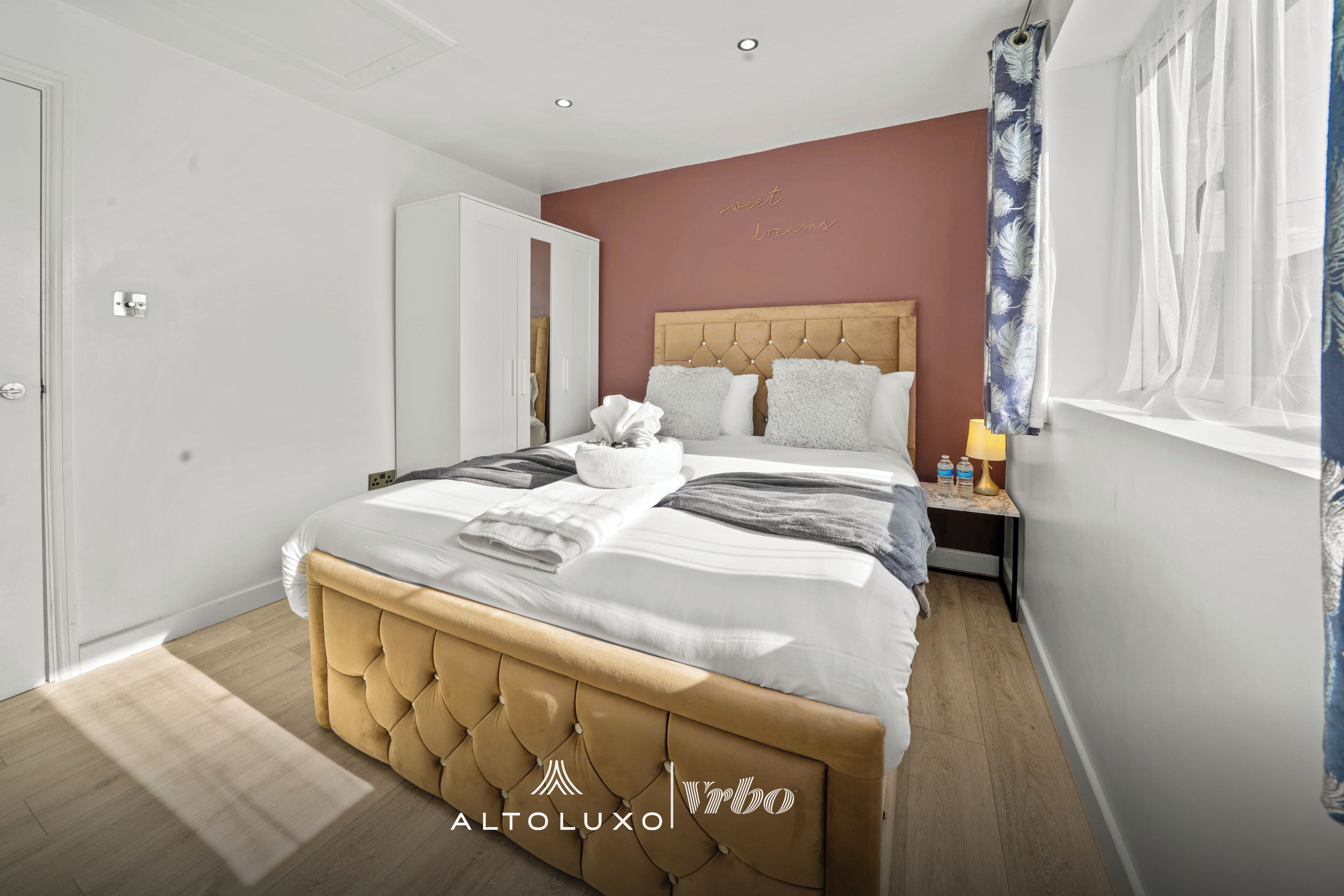 Desk, iron/ironing board, WiFi, bed sheets