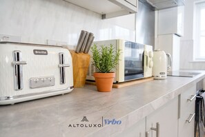 Fridge, microwave, oven, stovetop - Last Min Discount|3 Bed Gem|Contractors|Groups (Little Stoke)