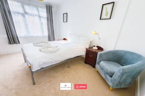 Escritorio, tabla de planchar con plancha, wifi y ropa de cama