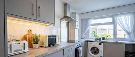 Kühlschrank, Mikrowelle, Ofen, Herdplatte
