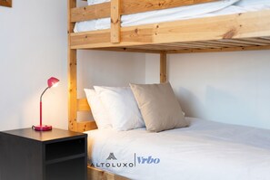 Desk, iron/ironing board, WiFi, bed sheets - Last Min Discount|3 Bed Gem|Contractors|Groups (Little Stoke)