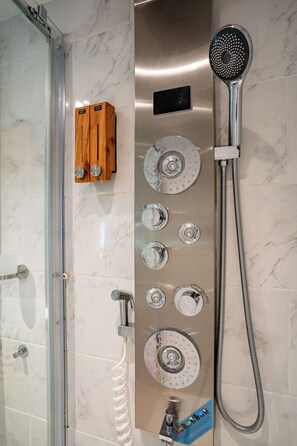 Shower, towels, soap, toilet paper - Boshuisje met jacuzzi (Lanaken)