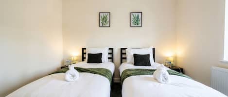 Tabla de planchar con plancha, wifi y ropa de cama