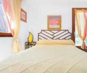 3 bedrooms, desk, iron/ironing board, travel cot - Sunny Seaside Family Retreat in St-Pierre-la-Mer – Few Steps away from the Beach (Fleury)
