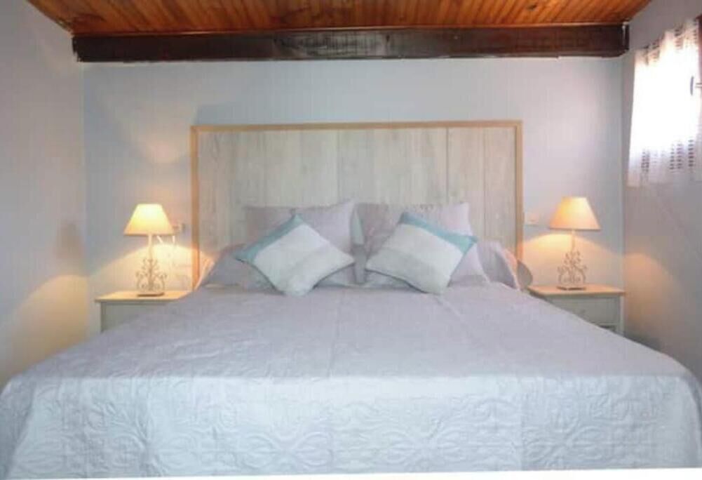 3 slaapkamers, een bureau, een strijkplank/strijkijzer, reisbedje