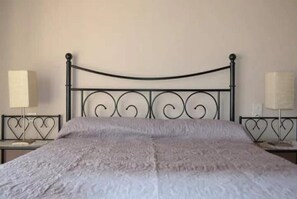 3 bedrooms, desk, iron/ironing board, travel cot - Sunny Seaside Family Retreat in St-Pierre-la-Mer – Few Steps away from the Beach (Fleury)