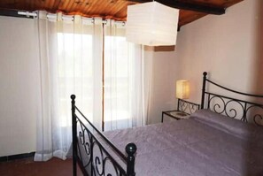 3 bedrooms, desk, iron/ironing board, travel cot - Sunny Seaside Family Retreat in St-Pierre-la-Mer – Few Steps away from the Beach (Fleury)