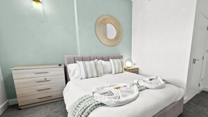 A bedroom with a bed, bedside table, lamp, and a dresser. - Burnham-on-sea | Warm, Bright Ensuite Room | Ideal for Couple | Contractors Stay (Somerset)